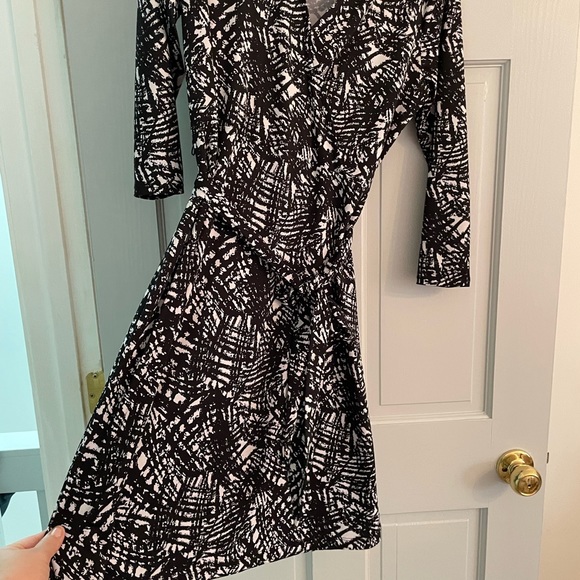 Euc George black and white print wrap dress size medium - Picture 7 of 8